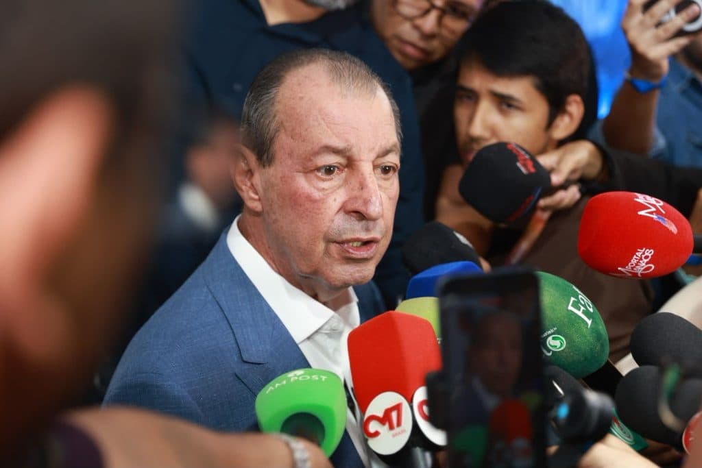 Omar faz o oposto dos adversários e “inicia” campanha mostrando quem está com ele