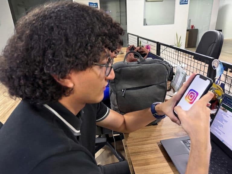 Vício em telas revela como aplicativos prendem a atenção