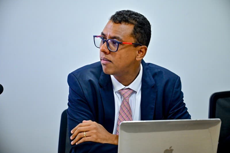 Ministro do TSE alerta para riscos da inteligência artificial à democracia