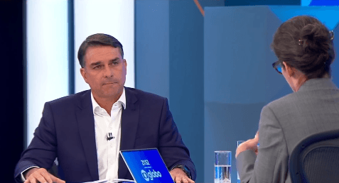 Flávio Bolsonaro diz que foi o único brasileiro a defender o país contra tarifaço de Trump