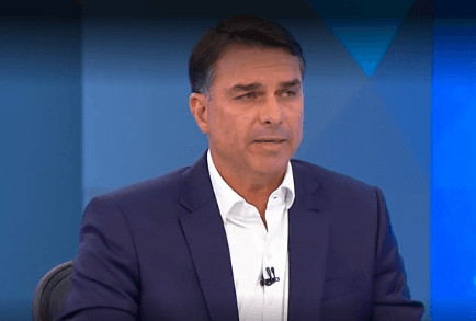 Flávio Bolsonaro leva “cola na mão” em sabatina na Globo; veja o que estava escrito