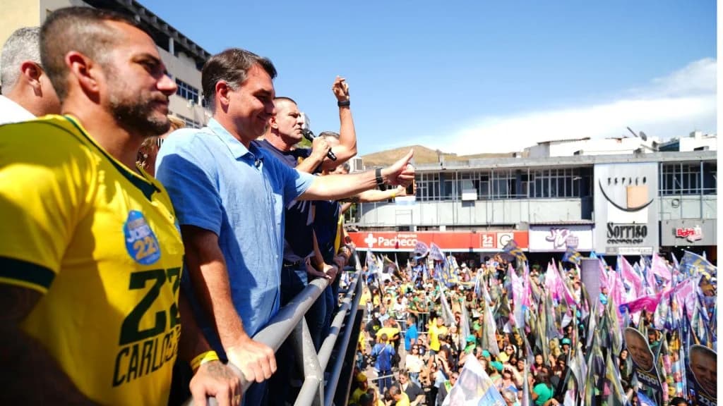 “Se você está endividado, a culpa é do governo Lula”, diz Flávio