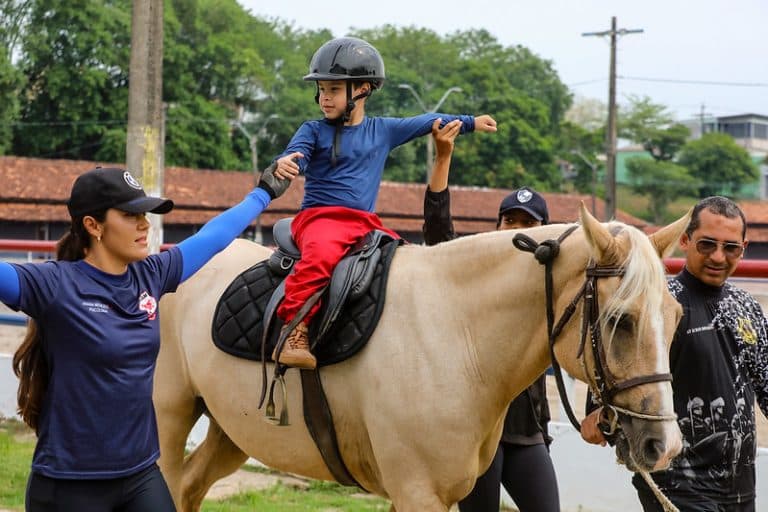 Equoterapia gratuita atende crianças e adultos em Manaus