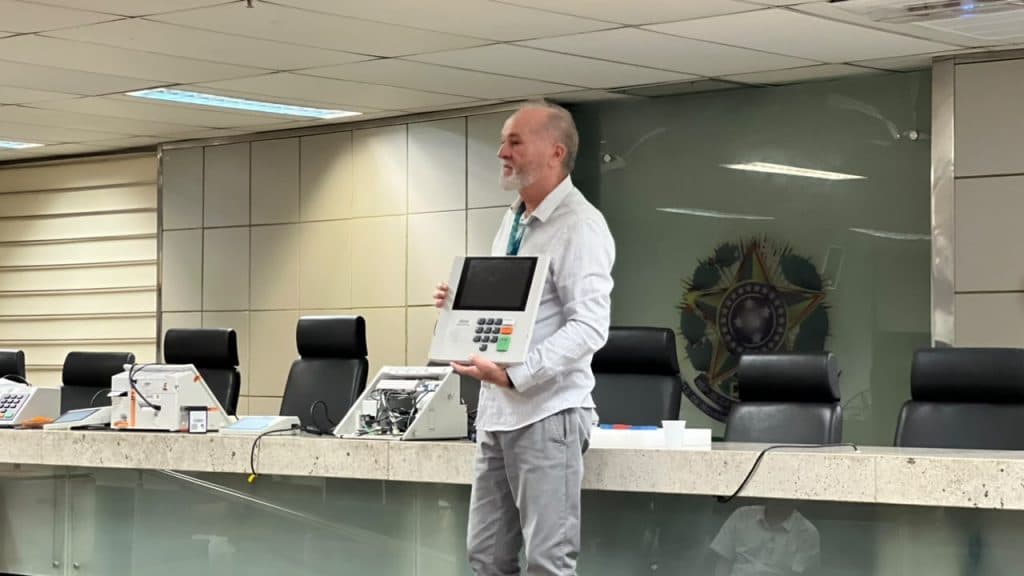 TSE abre urna eletrônica e mostra por que ela é considerada segura