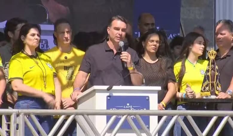Flávio Bolsonaro promete indicar ao STF ministros que ‘respeitem a Constituição’