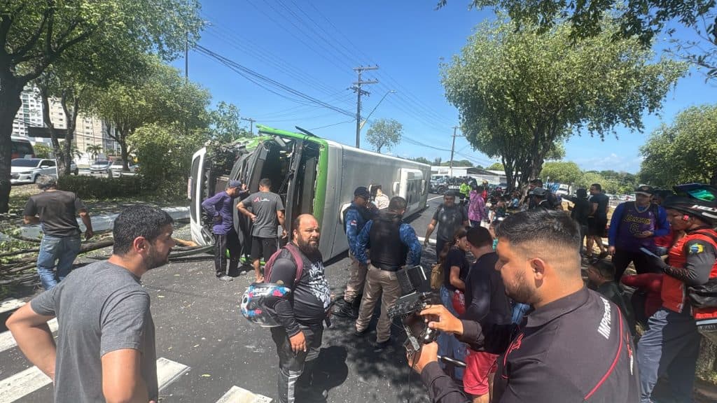 Vídeo: ônibus capota e deixa feridos no São Jorge