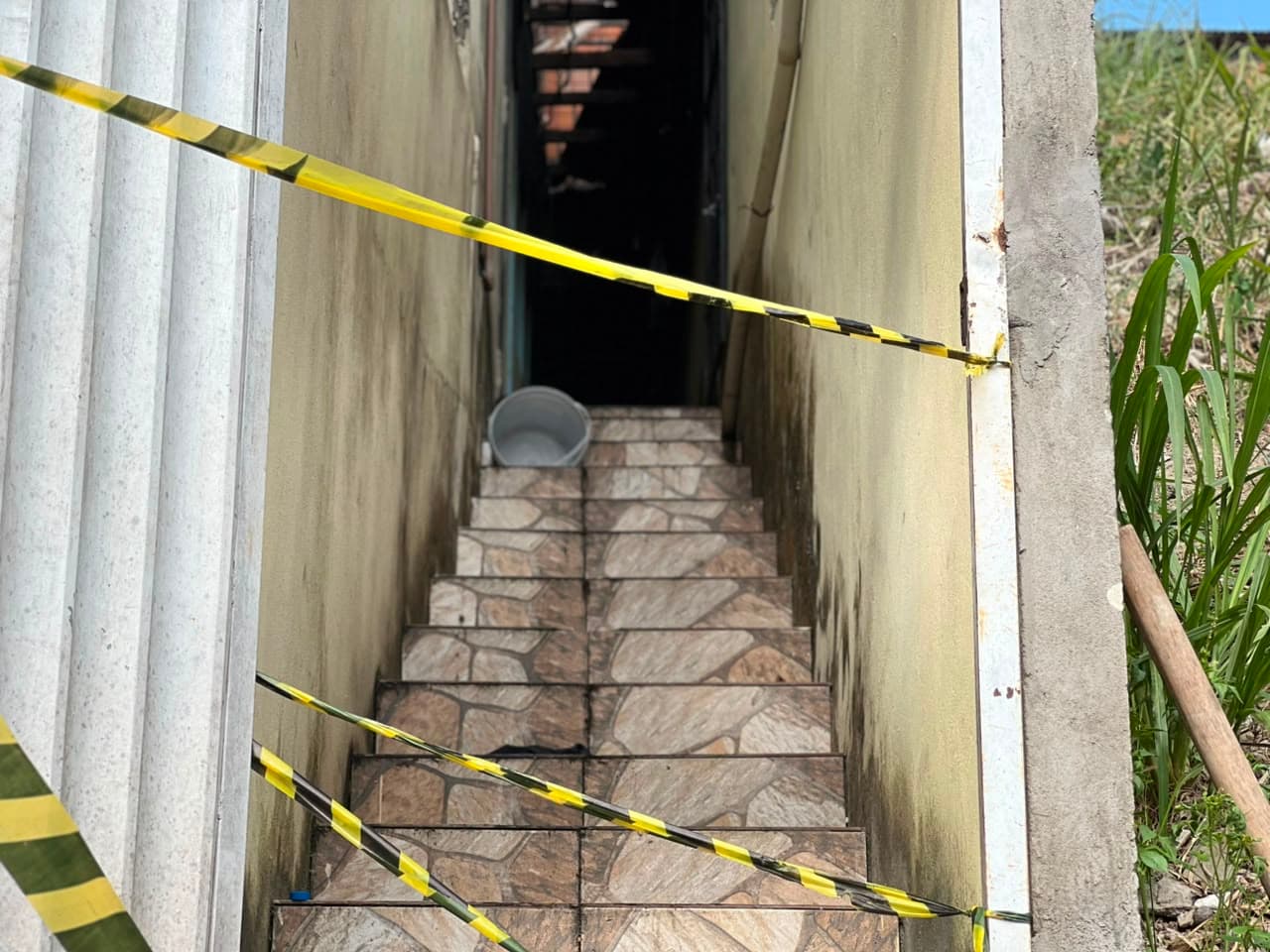 Casa pega fogo e duas crianças morrem no Tarumã, em Manaus