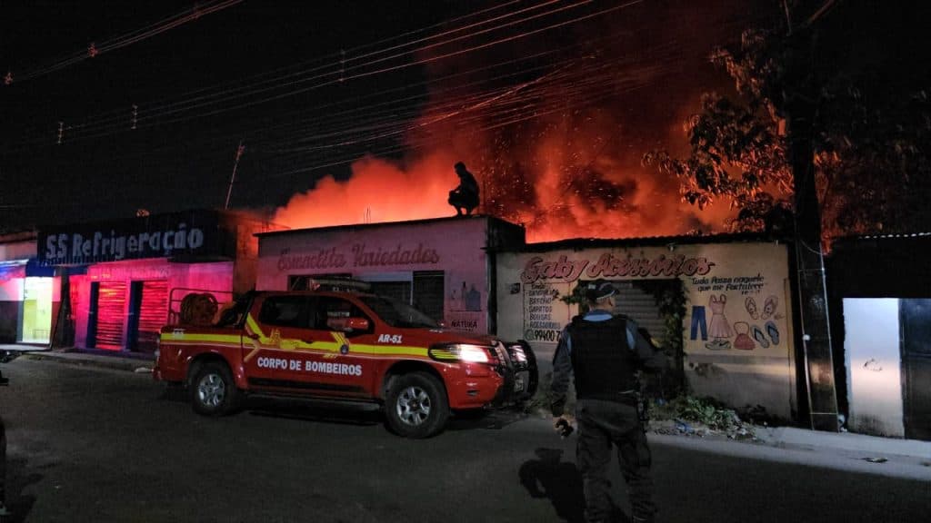 Incêndio em área de mata assusta comerciantes na Zona Norte de Manaus