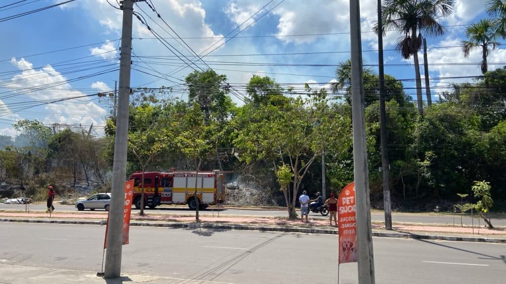 Incêndio na barreira: Novo foco é registrado enquanto ocorrências aumentam em Manaus