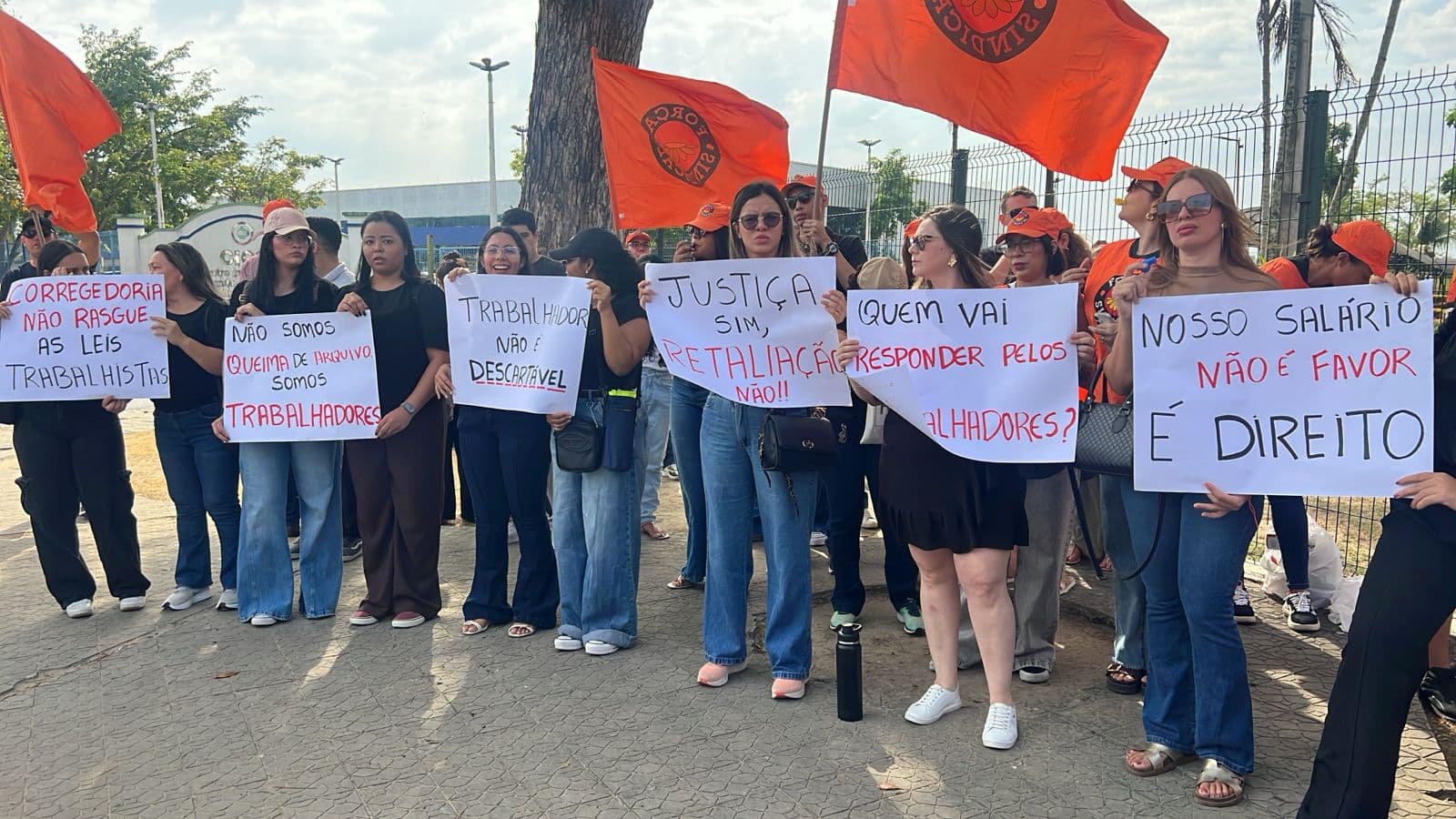 Trabalhadores de cartórios de Manaus protestam contra demissões e salários atrasados