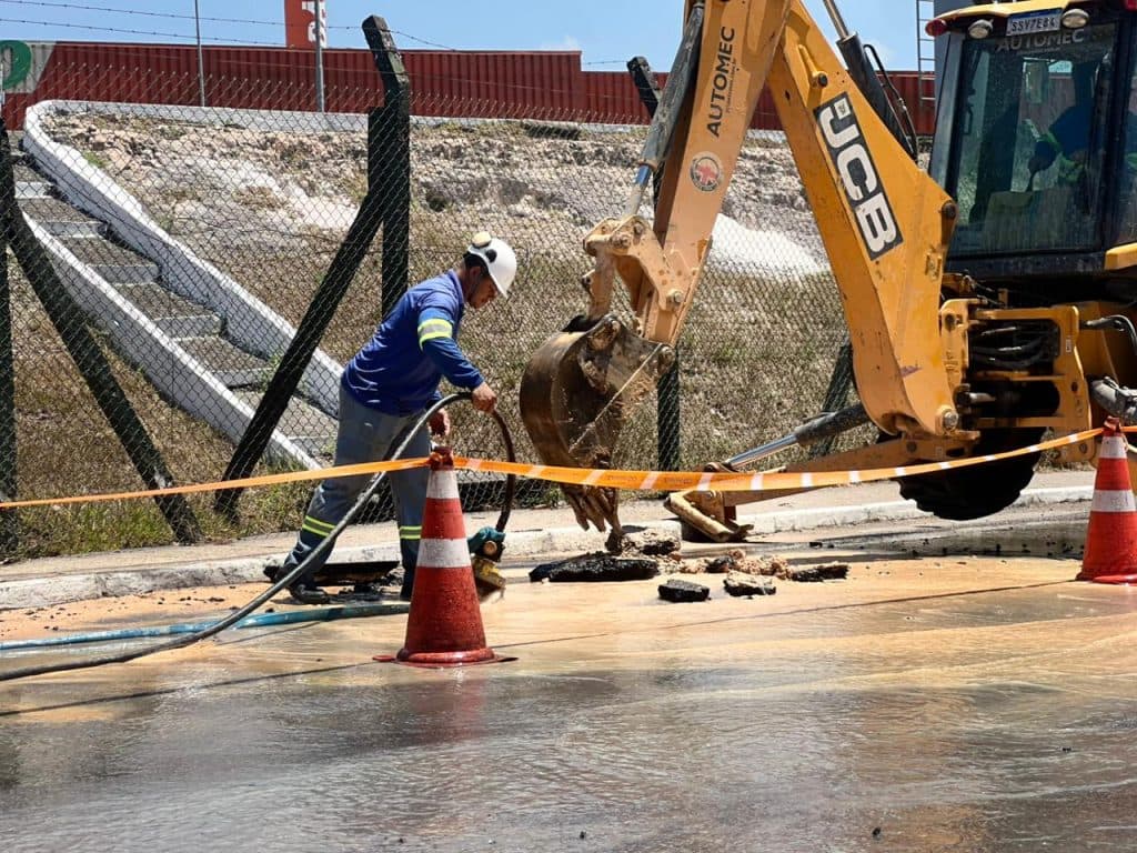 Rompimento de tubulação causa interdição de faixa na avenida Rodrigo Otávio