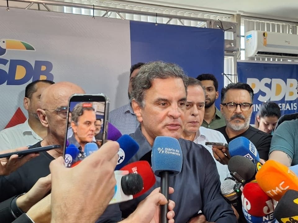 Após indefinição, Aécio Neves confirma candidatura ao Senado