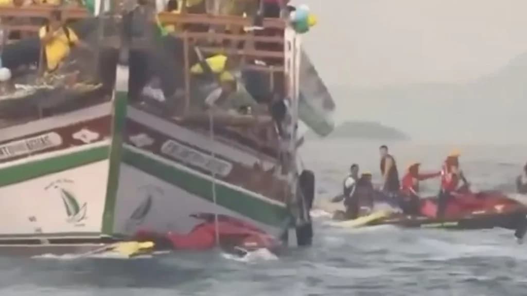 Jet ski dos Bombeiros bate em barco durante barqueata de Flávio Bolsonaro