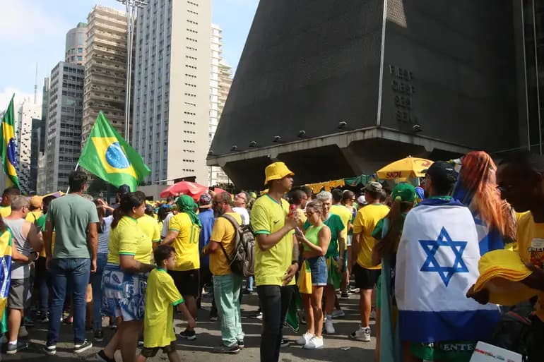 Mais de 80% dos brasileiros só votam em candidatos que acreditam em Deus, diz pesquisa
