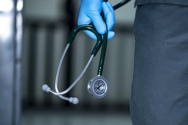 SUS terá novos medicamentos para Crohn, doenças renais e outras condições; veja quais