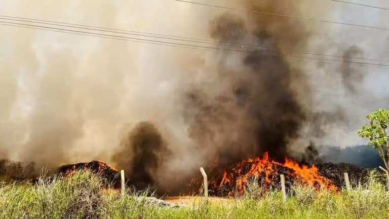 Incêndio em lixão de Iranduba já dura mais de 21 horas