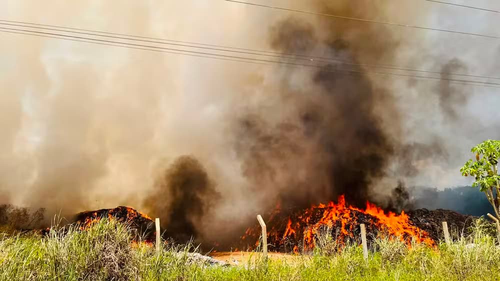 Incêndio em lixão de Iranduba já dura mais de 21 horas