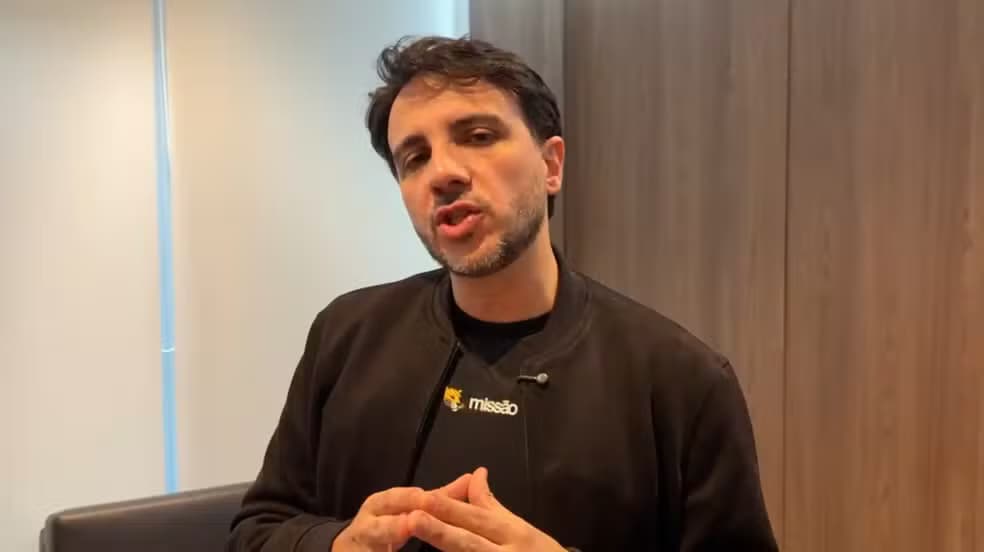 Renan Santos chama fim da escala 6×1 de ‘maluquice’