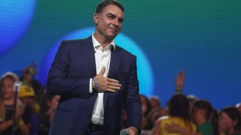 Quem será o vice? Flávio Bolsonaro promete anúncio até o dia 15