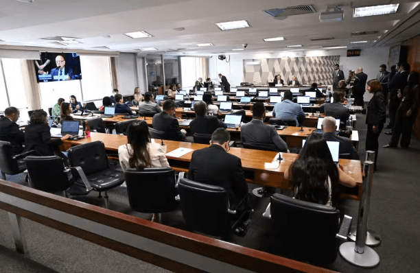 Senado aprova texto-base da PEC da Segurança mas adia votação