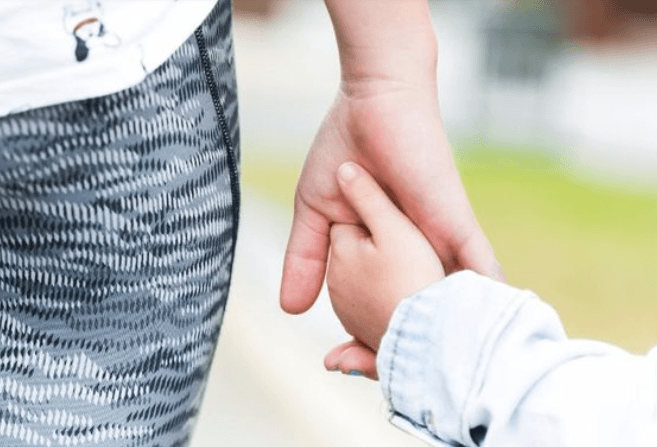 Filhos de vítimas de feminicídio podem receber pensão; veja como