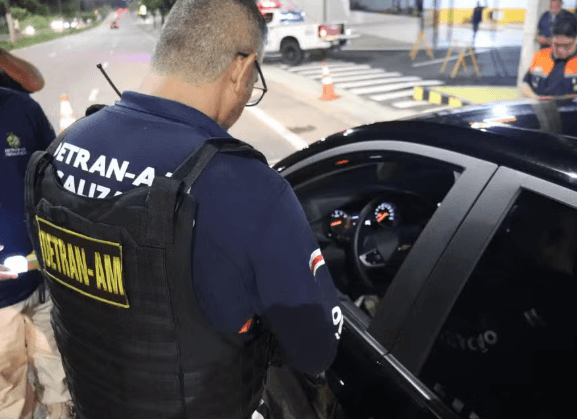 Detran-AM define nova regra para agentes usarem câmera corporal presa no peito; confira