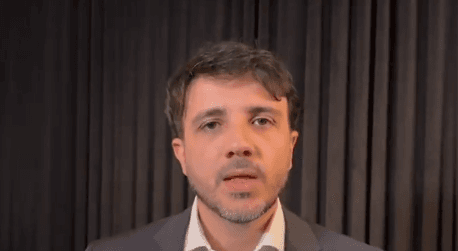 Renan Santos critica ausência de Lula e Flávio em debate: “Fogem como o diabo da cruz”