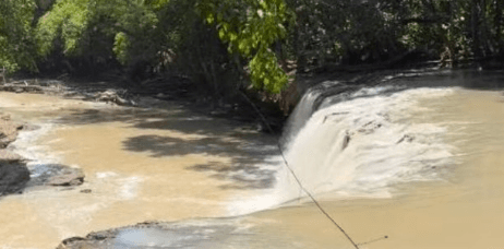 Cachoeira Natal Falls amanhece com água barrenta em Presidente Figueiredo