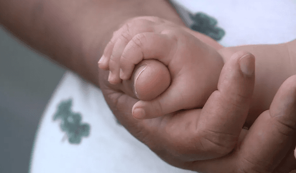 Licença de mães adotivas e biológicas pode seguir as mesmas regras e chegar a 180 dias
