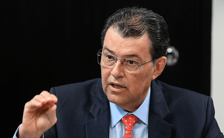 Consumidores devem receber valores cobrados indevidamente, diz Braga