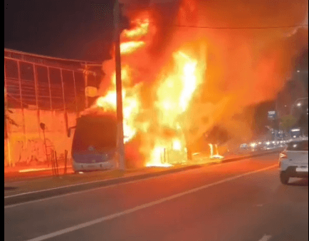 Ônibus da linha 500 pega fogo na Constantino Nery
