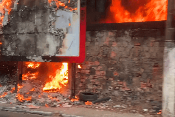 Incêndio assusta motoristas e toma conta de terreno na Umberto Calderaro, em Manaus