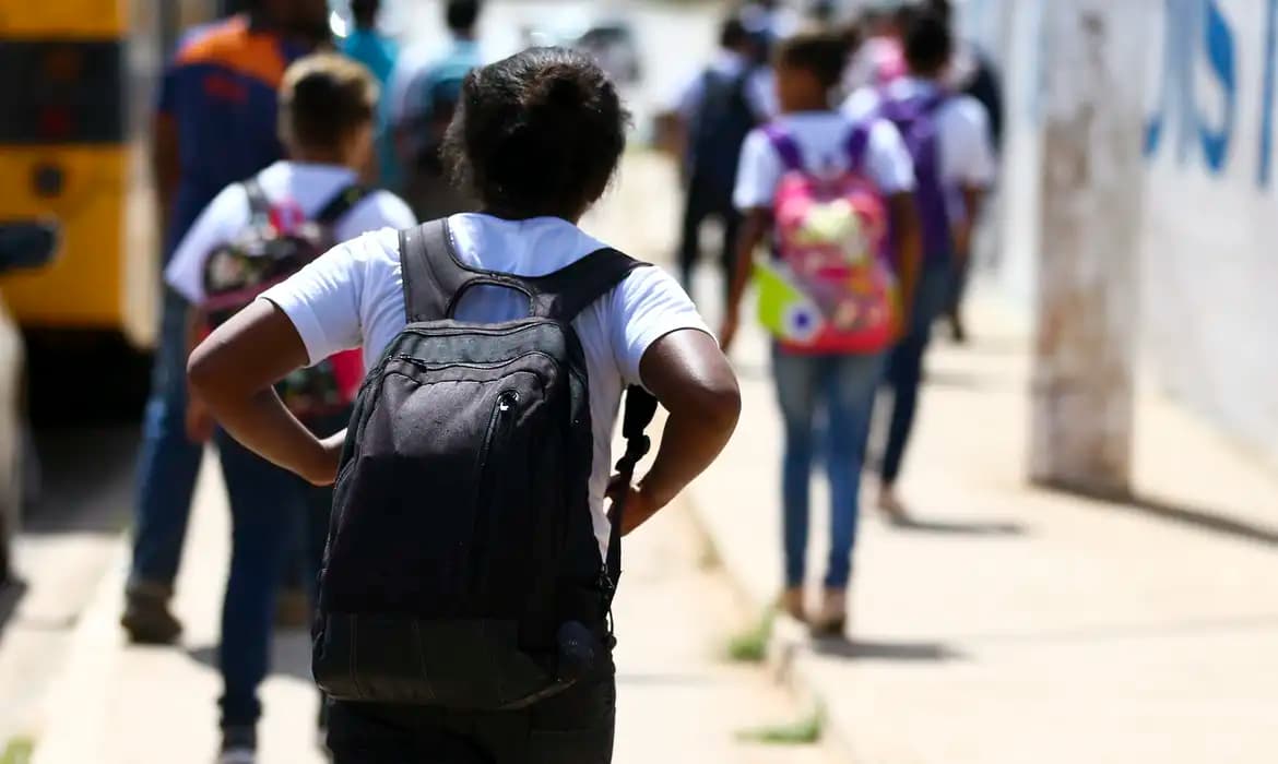 7 em cada 10 alunos brasileiros faltam à escola, revela Pisa 2025