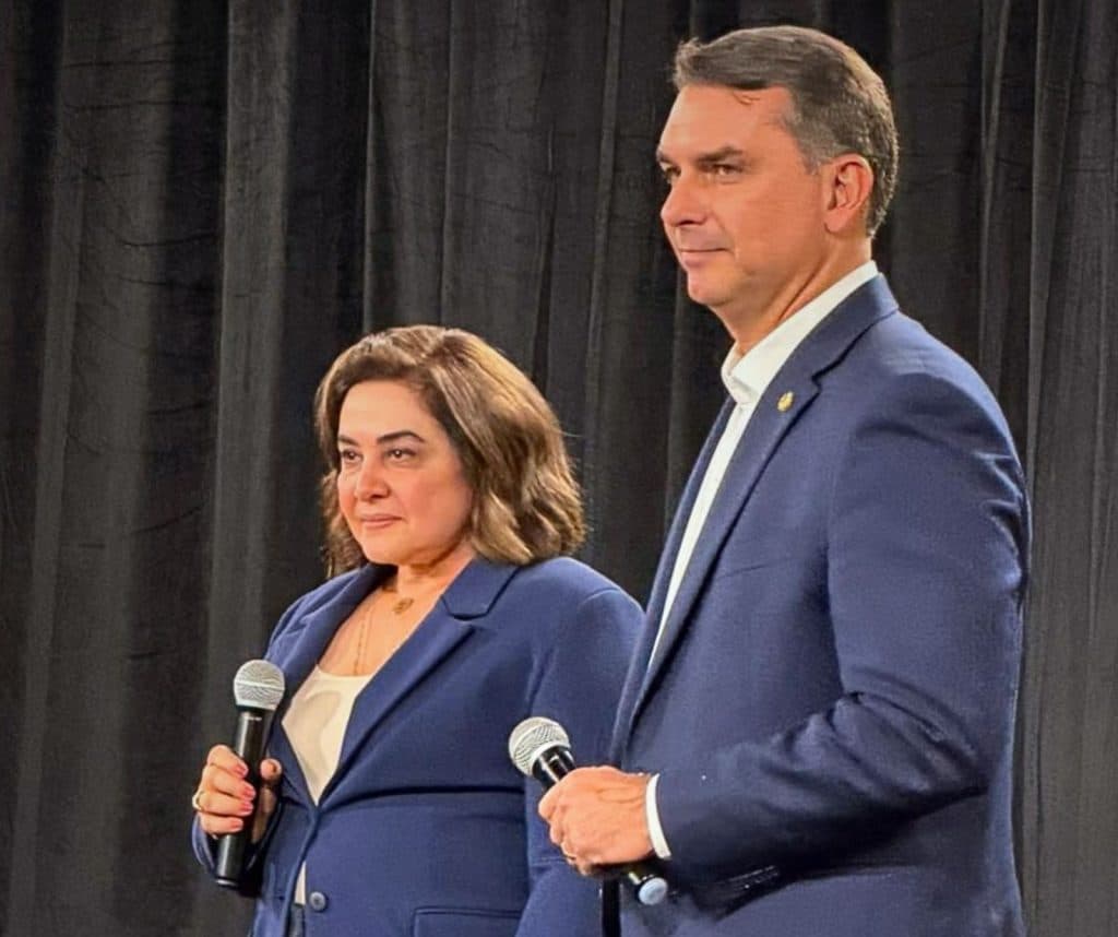 Flávio Bolsonaro em Manaus vai conseguir levar votos para Maria do Carmo?