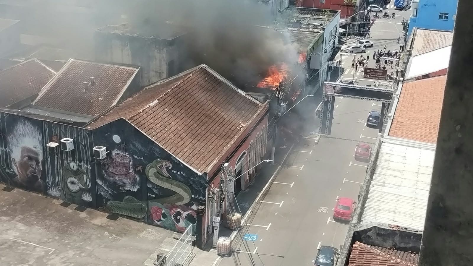 Incêndio de grandes proporções atinge prédio histórico em Manaus; veja vídeos