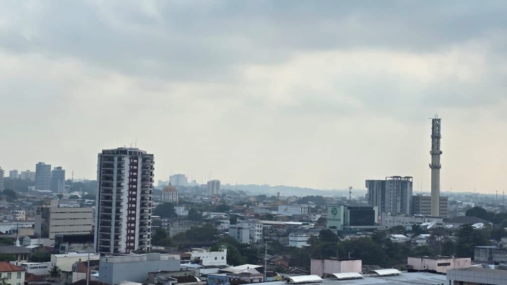 Com ar poluído por fumaça, Defesa Civil alerta moradores de Manaus