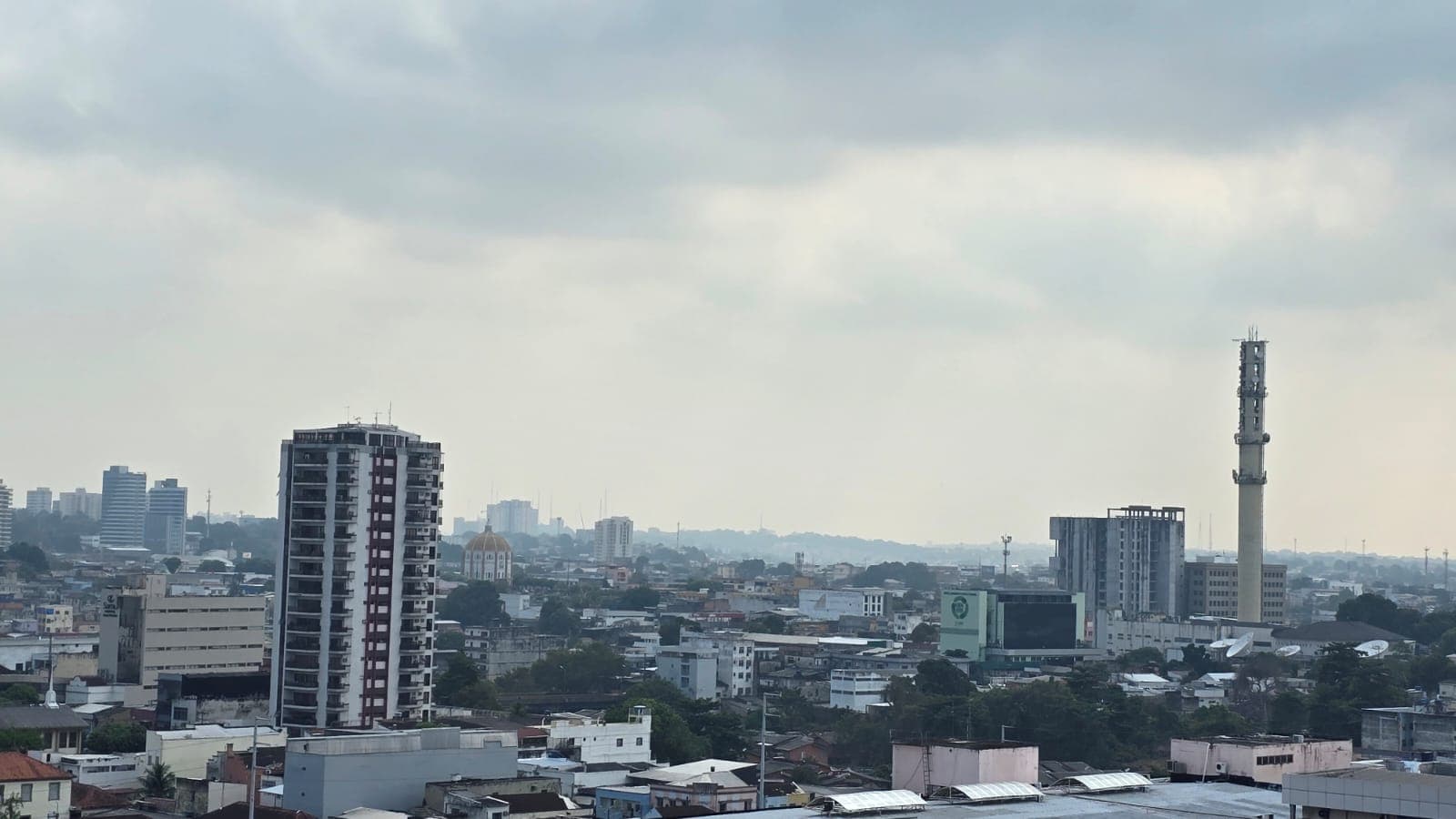 Com ar poluído por fumaça, Defesa Civil alerta moradores de Manaus