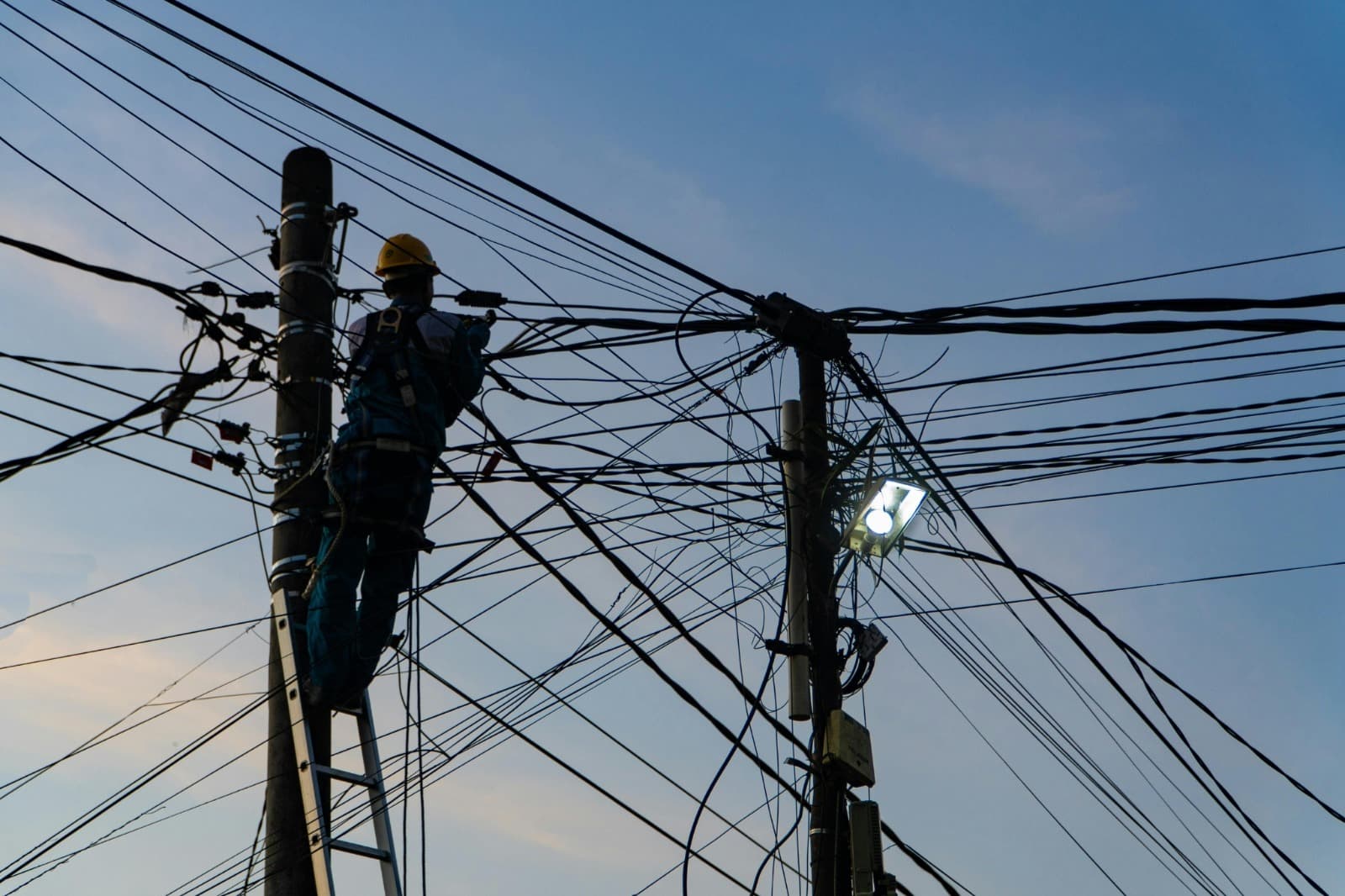 MPAM questiona Âmbar Energia sobre troca de fiação em Manaus