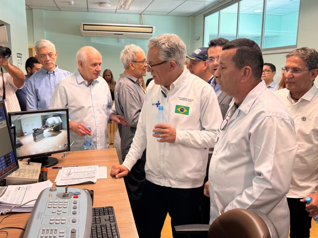 Ministro Padilha visita centro de diagnóstico de câncer em Manaus