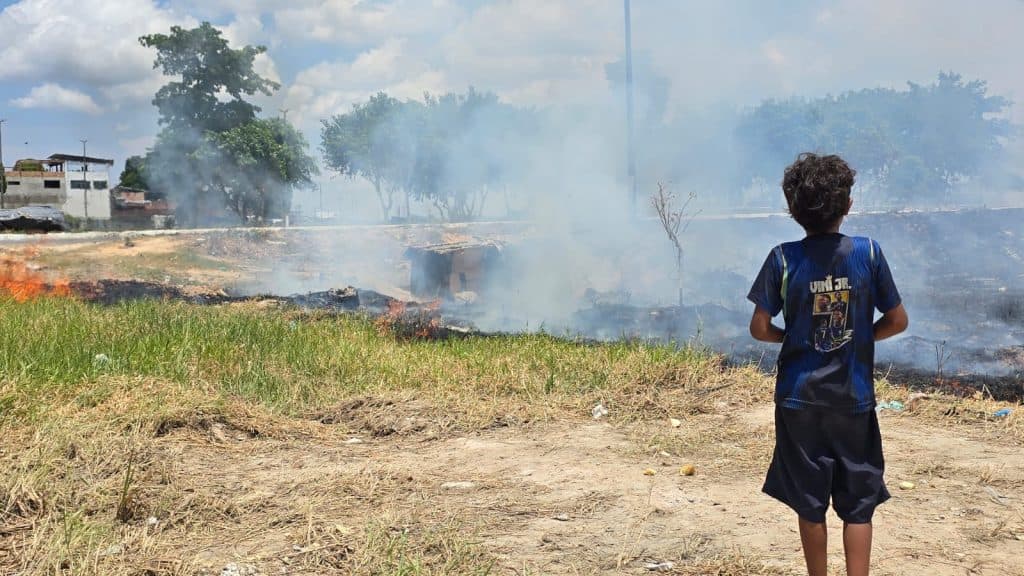 Incêndio atinge terreno baldio na Zona Leste de Manaus