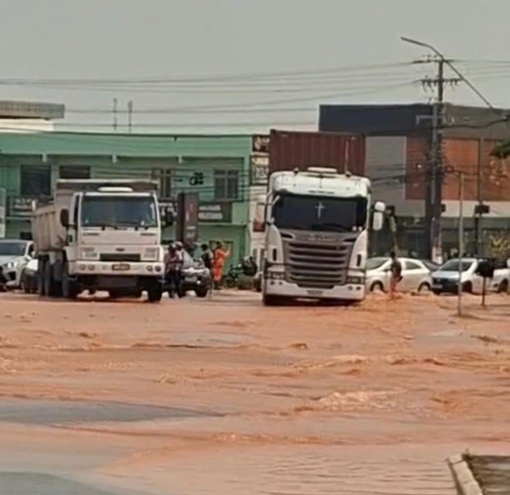 Trânsito é liberado após rompimento de adutoras em Manaus