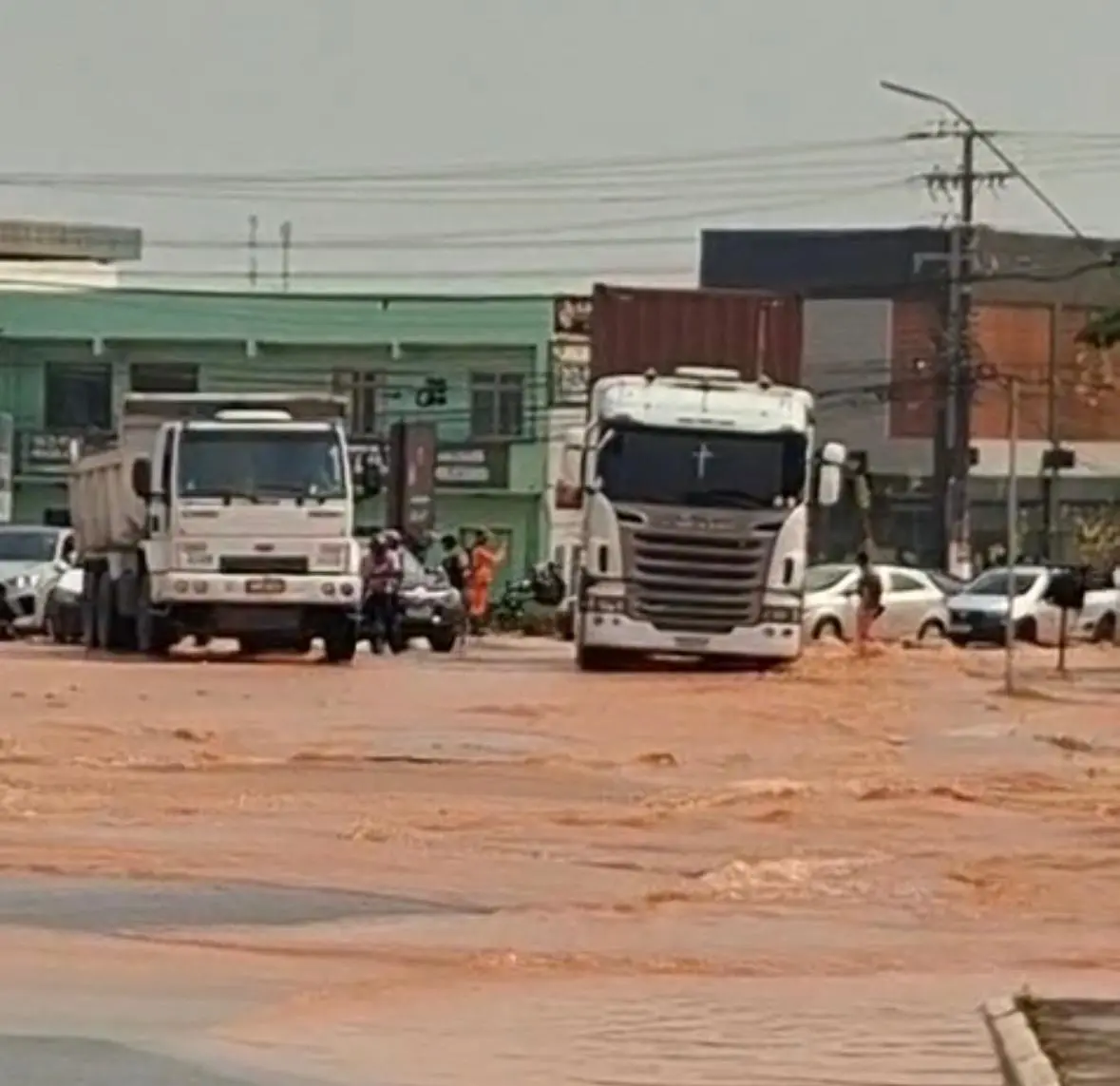 Trânsito é liberado após rompimento de adutoras em Manaus