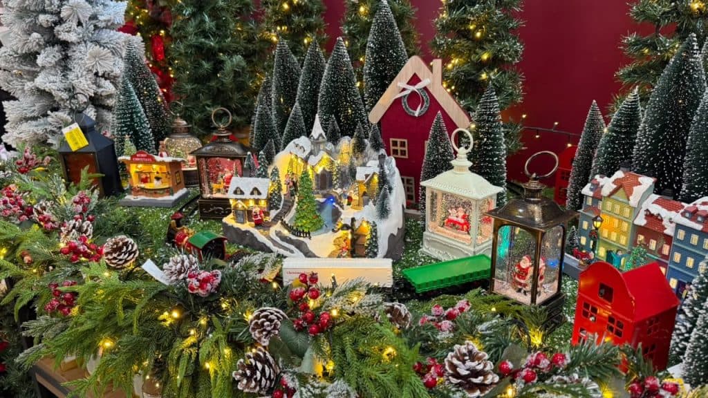 Árvore, pisca-pisca e enfeites: o Natal já tomou conta das lojas de Manaus
