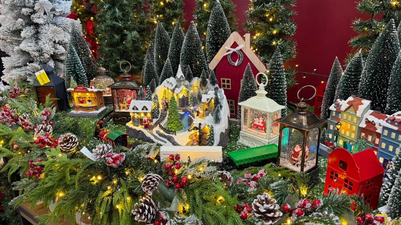 Árvore, pisca-pisca e enfeites: o Natal já tomou conta das lojas de Manaus