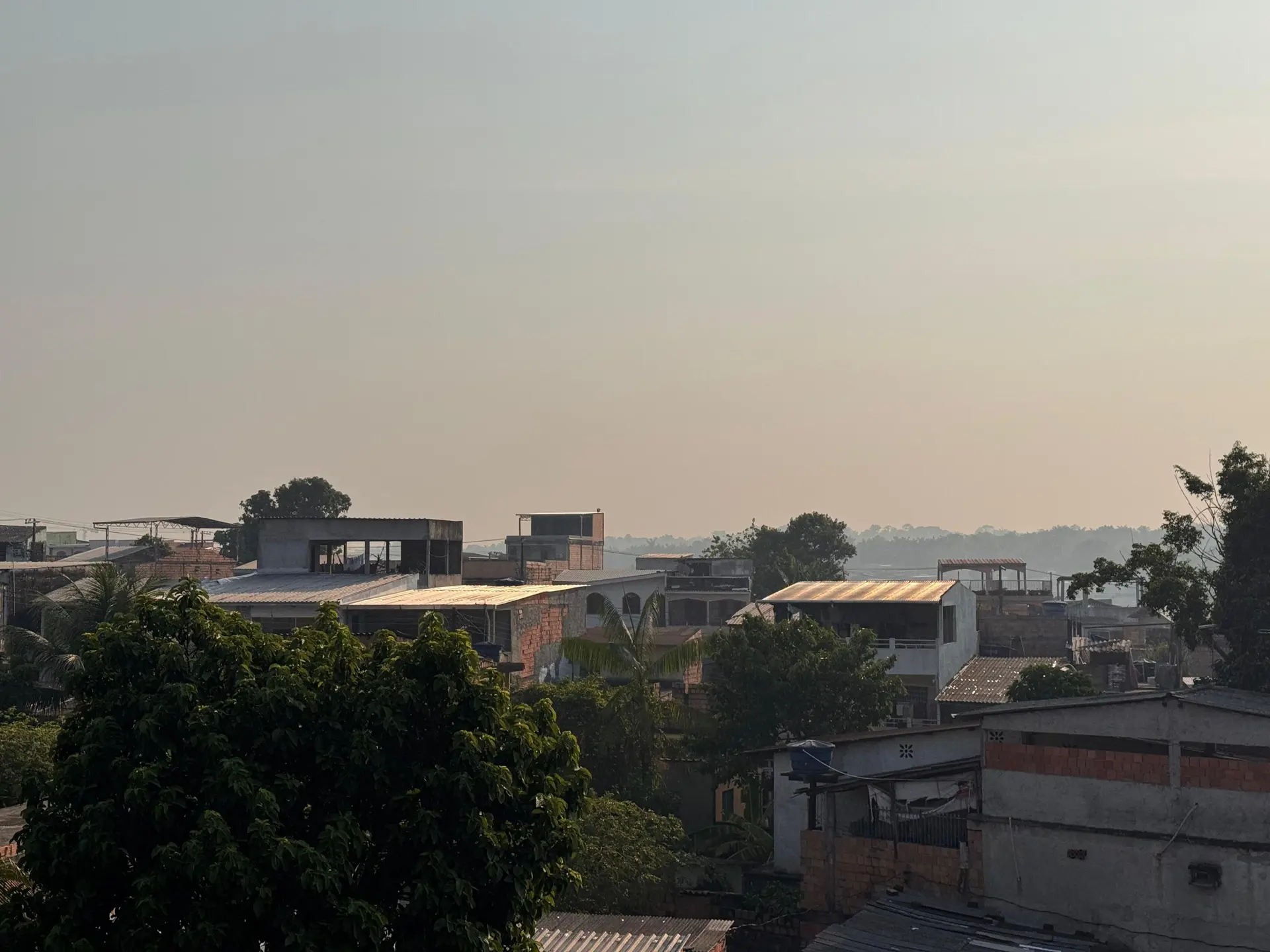 Fumaça que encobre Manaus já leva 132 pessoas à rede de saúde