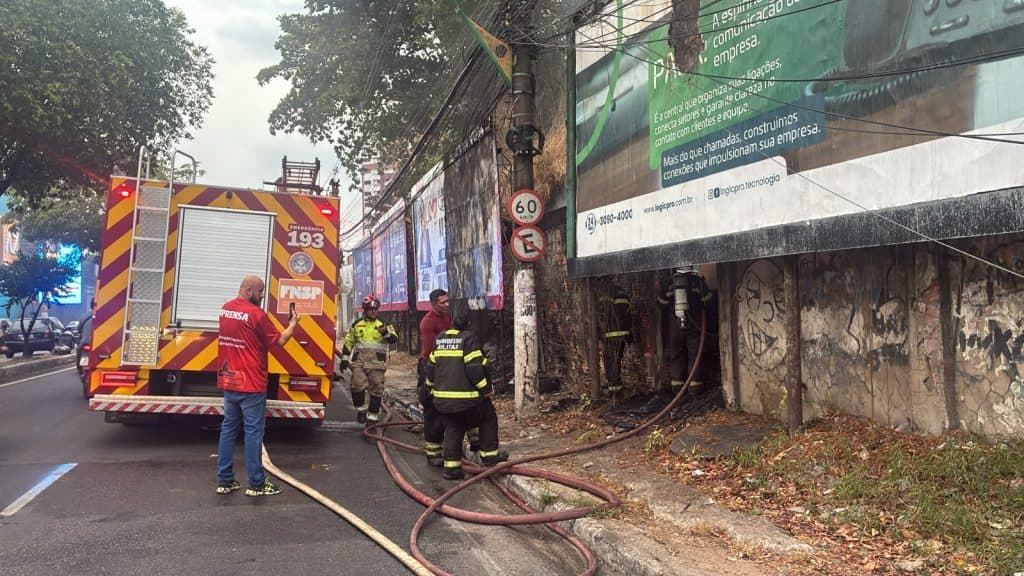 Incêndio com pneus e lixo gera fumaça tóxica em Manaus
