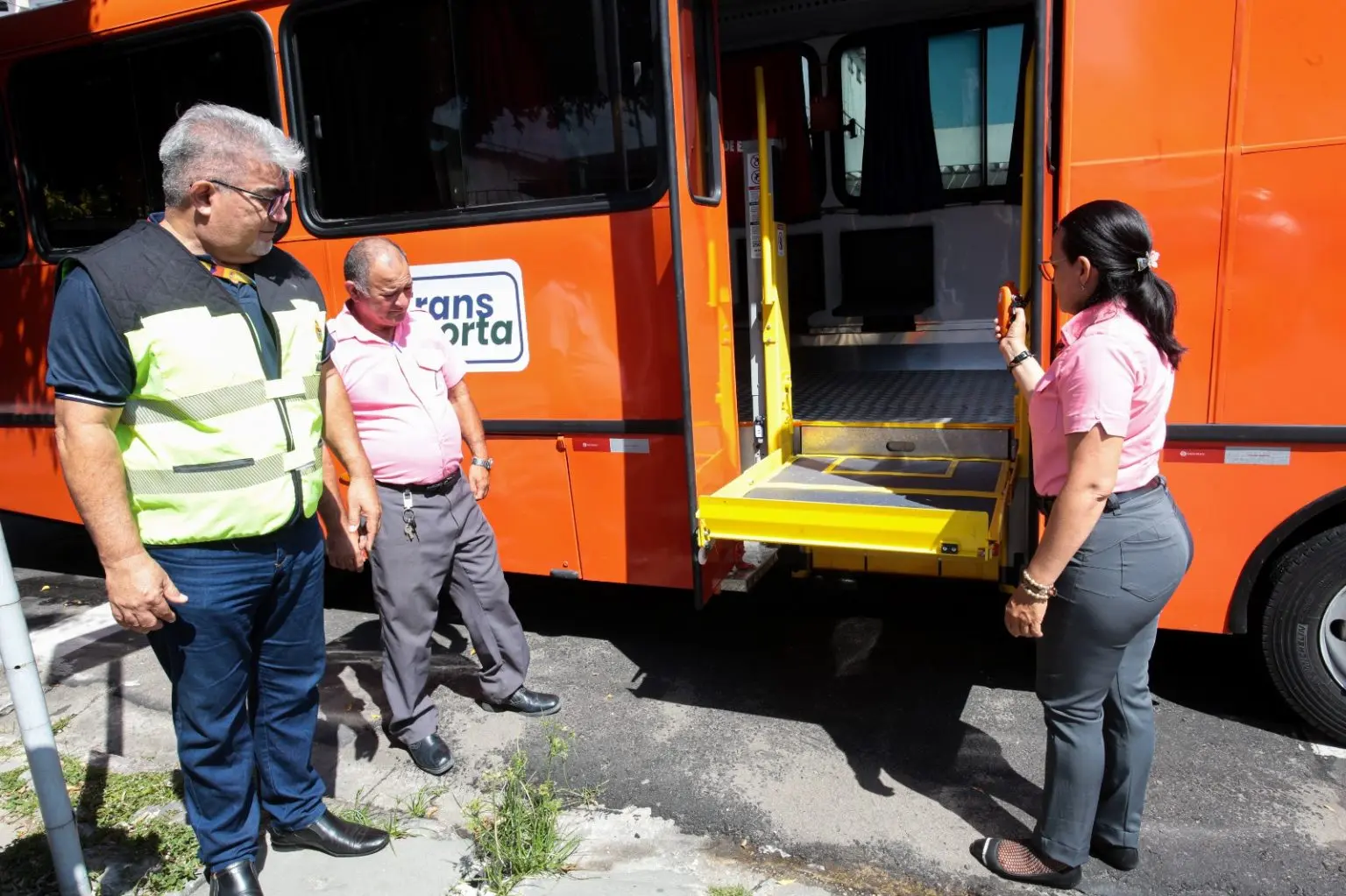 Transporte gratuito leva eleitores com deficiência às urnas em Manaus