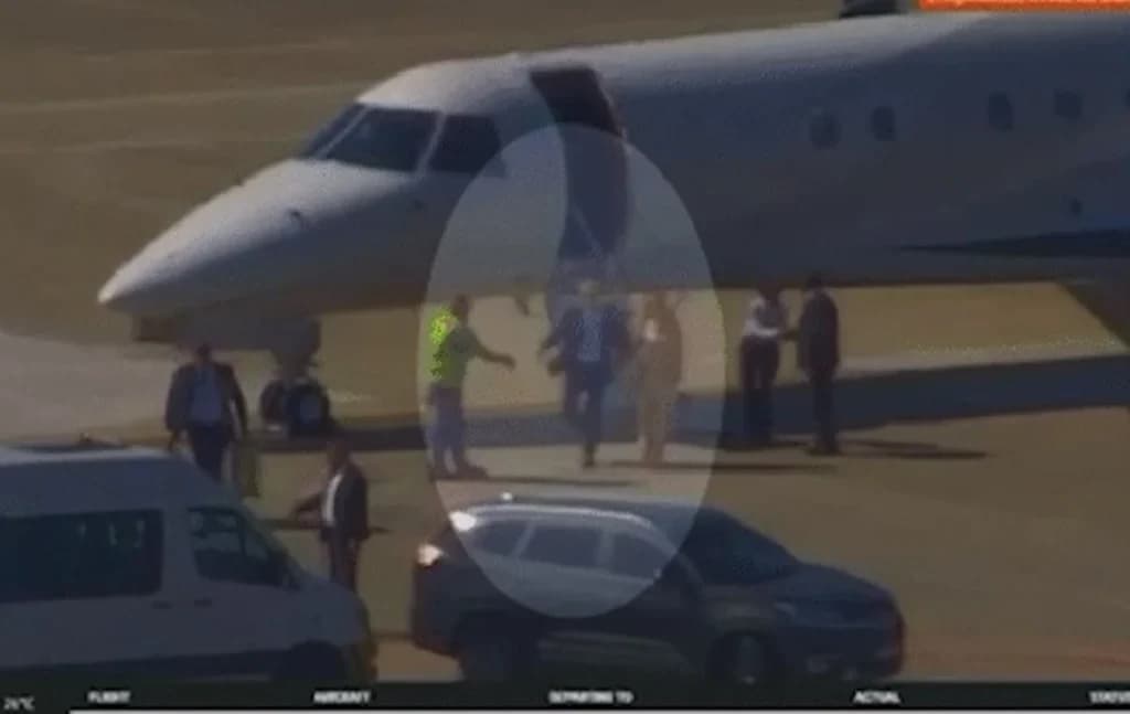 Vídeo mostra Moraes e esposa desembarcando de jatinho ligado a Vorcaro