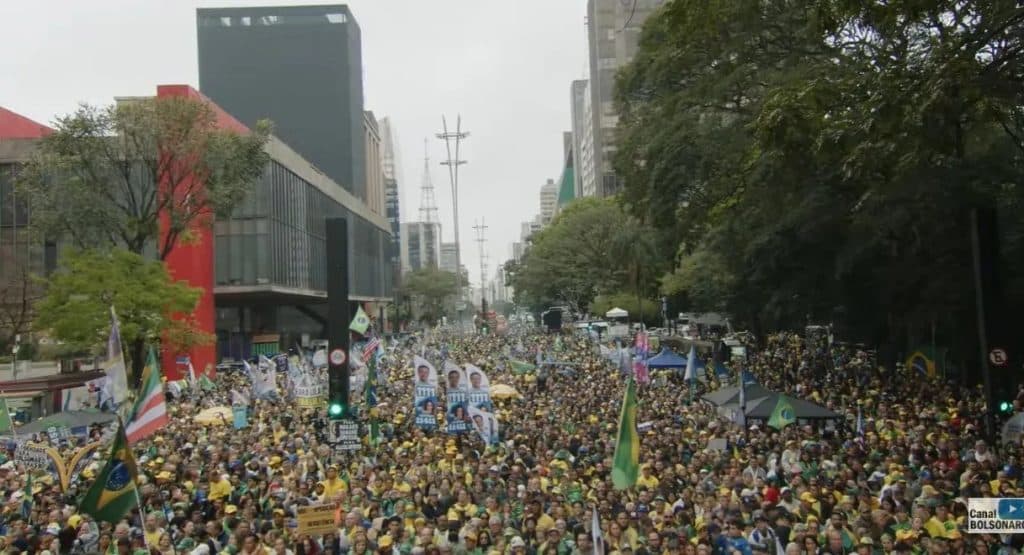 Ato com Flávio Bolsonaro reúne 28,5 mil pessoas na Avenida Paulista, aponta USP