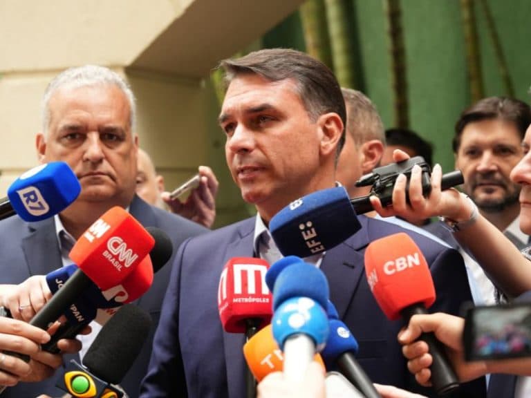 Flávio defende Mendonça após encontro com Vorcaro e ataca Moraes